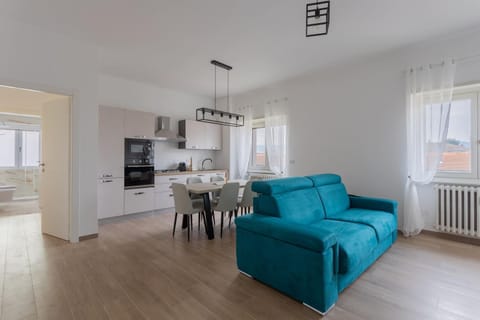 Kitchen or kitchenette, Living room, Seating area, Dining area, minibar, oven, pet friendly, stove