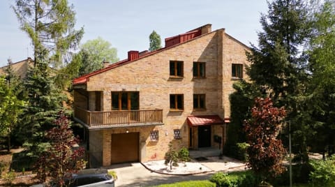 Property building, Spring, Day, Garden, Garden view, Parking