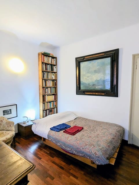 Bed, towels