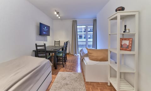 Bed, TV and multimedia, Balcony/Terrace, Living room, Photo of the whole room, Seating area, Dining area, Bedroom