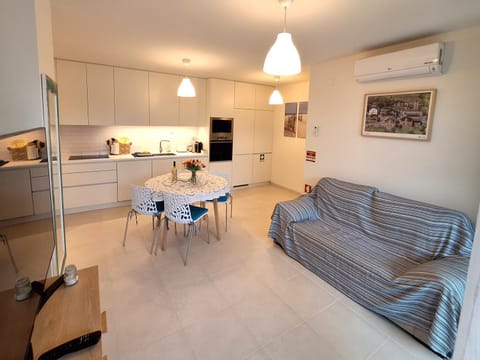 Kitchen or kitchenette, Living room, Seating area, Dining area, oven, pet friendly, stove, air conditioner