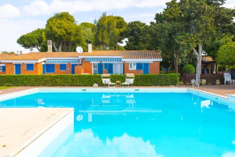 Property building, Day, Pool view, Swimming pool, Swimming pool, sunbed