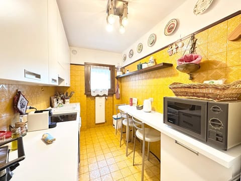 Kitchen or kitchenette, Dining area, oven, stove, toaster