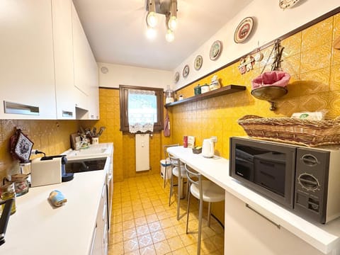 Kitchen or kitchenette, Dining area, oven, stove