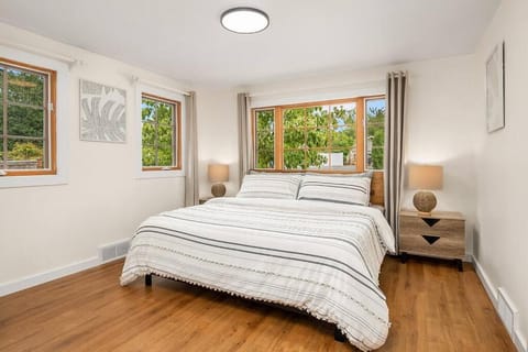 DT Bellevue Hidden Gem With a View & AC House in Mercer Island