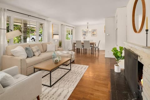 DT Bellevue Hidden Gem With a View & AC House in Mercer Island