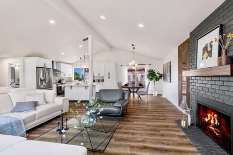 Tastefully Remodeled 4 Bedroom Home with Rainier View House in Kirkland