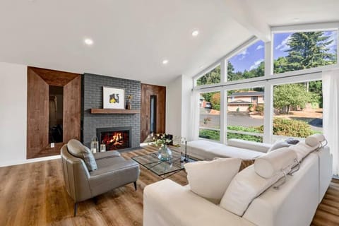 Tastefully Remodeled 4 Bedroom Home with Rainier View House in Kirkland