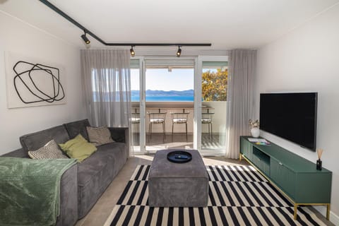 TV and multimedia, Living room, Seating area, Evening entertainment, Sea view