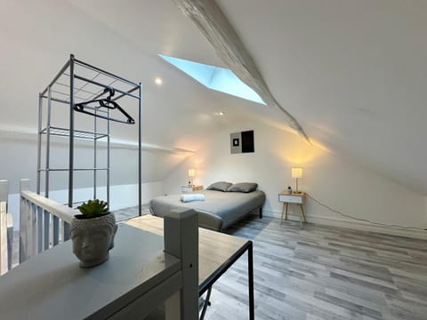 Photo of the whole room, Bedroom