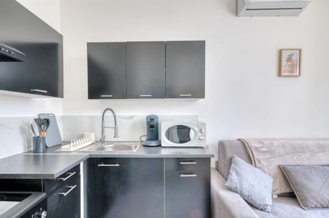 Coffee/tea facilities, Kitchen or kitchenette, Dining area, oven, stove, kitchen, air conditioner