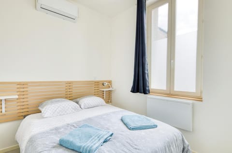 Bed, Photo of the whole room, air conditioner