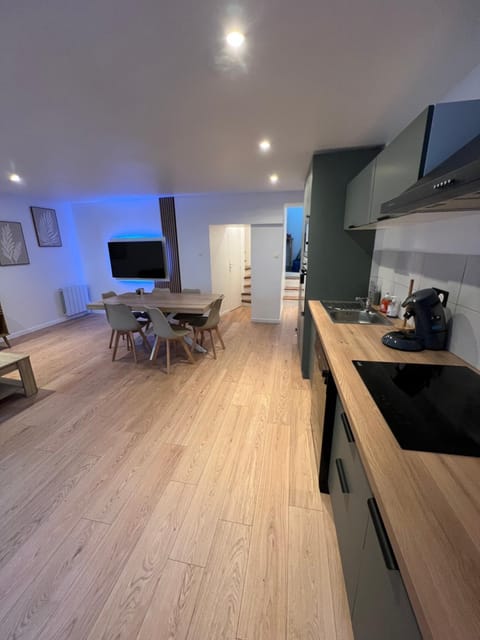 TV and multimedia, Kitchen or kitchenette, Living room, Seating area, Dining area, oven, stove