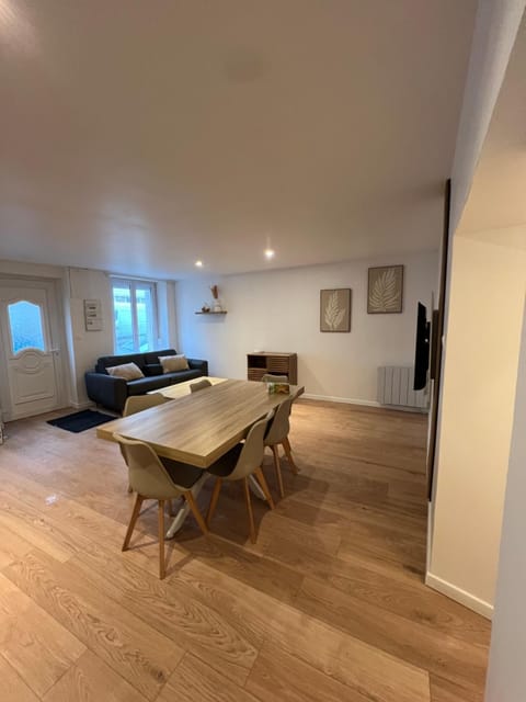 TV and multimedia, Living room, Seating area, Dining area