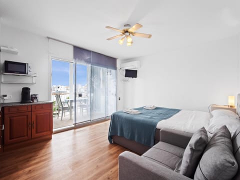 Bed, Living room