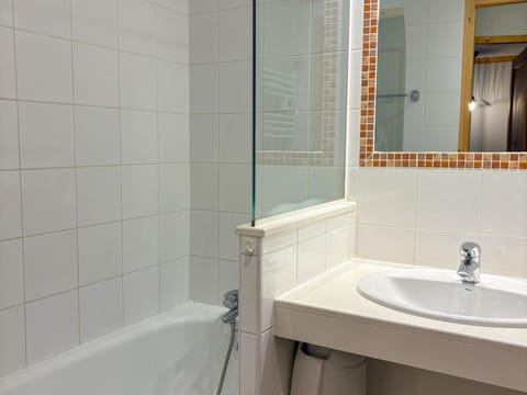 Appartement T2 Lumineux, Accès Piscine et Wifi, Proche Pistes - FR-1-807-63 Apartment in Notre-Dame-de-Bellecombe