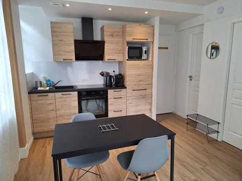 Coffee/tea facilities, Kitchen or kitchenette, Dining area, internet, microwave, oven, stove, toaster