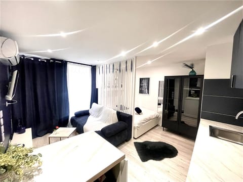 Toilet, Communal lounge/ TV room, Bed, Bathroom, Coffee/tea facilities, Kitchen or kitchenette, Living room, Seating area, Location, cot, stove, stove, washing machine, acessibility