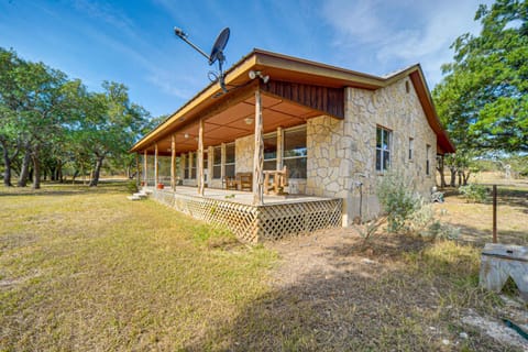 Pet-Friendly Hill Country Retreat with Deck! House in Rio Grande