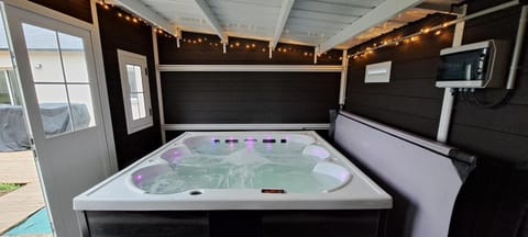 Hot Tub, Hot Tub