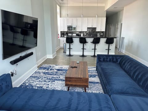 Communal lounge/ TV room, TV and multimedia, Kitchen or kitchenette, Living room, Seating area, Dining area, Evening entertainment