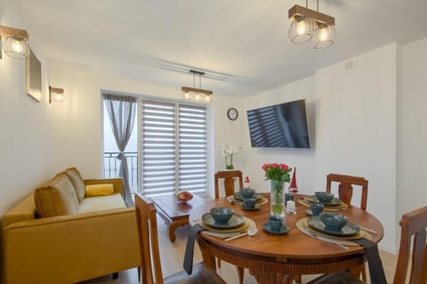 TV and multimedia, Living room, Seating area, Dining area
