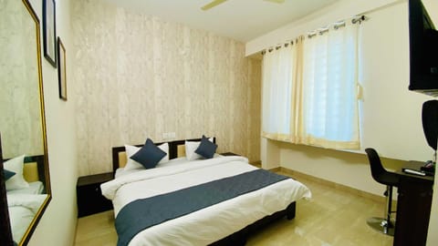 Bed, TV and multimedia, Photo of the whole room, Bedroom