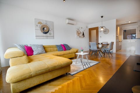 Kitchen or kitchenette, Living room, Seating area, Dining area, air conditioner