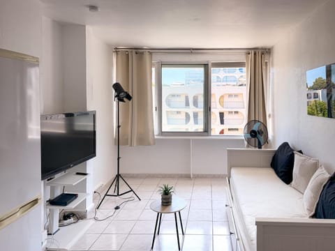 Communal lounge/ TV room, Bed, Day, TV and multimedia, City view, Time of day, internet
