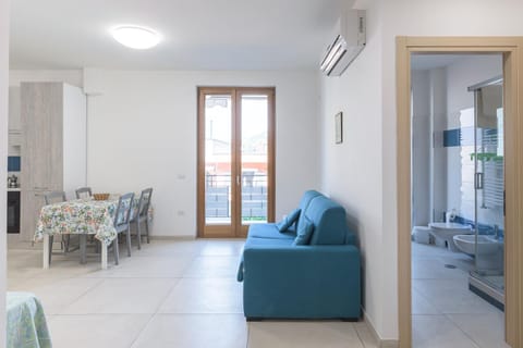 Bed, Living room, Seating area, Dining area, air conditioner