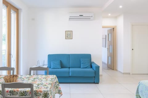 Bed, Living room, Seating area, air conditioner