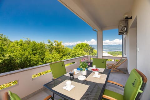 Day, View (from property/room), Balcony/Terrace, Seating area, Dining area, Sea view