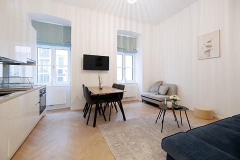 TV and multimedia, Kitchen or kitchenette, Living room, Seating area, Dining area, stove