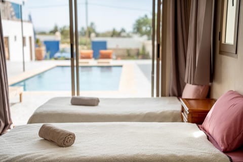 Bed, Photo of the whole room, Bedroom, Pool view, Swimming pool, sunbed, towels