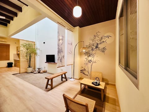 TV and multimedia, Living room, Seating area, Evening entertainment