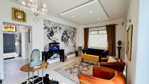 Communal lounge/ TV room, TV and multimedia, Living room, Seating area, Evening entertainment