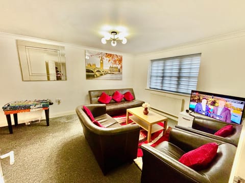Communal lounge/ TV room, TV and multimedia, Living room, Seating area, Evening entertainment