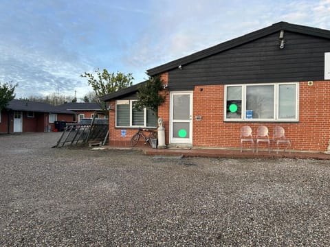 Property building, Facade/entrance, Parking