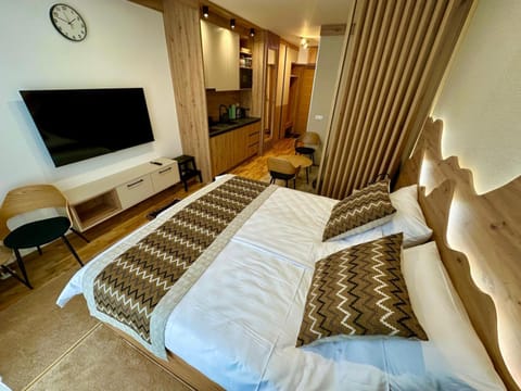 Bed, TV and multimedia, Seating area, Bedroom