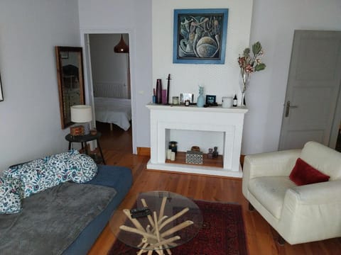 Seating area, fireplace