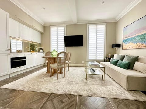 TV and multimedia, Kitchen or kitchenette, Living room, Seating area, Dining area, minibar, stove