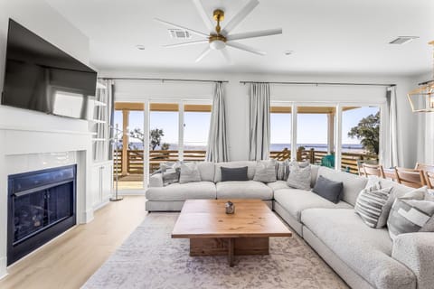 Luxury Views, Heated Pool, Spa, and Golf Green House in Gulfport