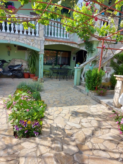 Property building, Facade/entrance, Inner courtyard view