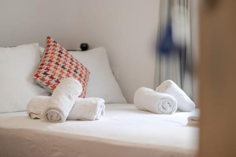 Bed, Photo of the whole room, Bedroom, hair dryier, internet, towels, air conditioner
