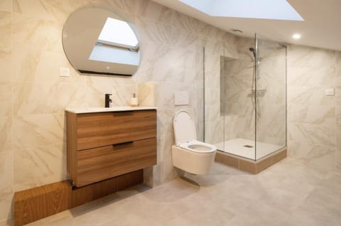 Shower, Toilet, Bathroom, Bath, towels