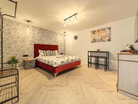 Bed, TV and multimedia, Photo of the whole room, Dining area, Bedroom