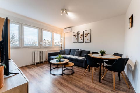 TV and multimedia, Living room, Decorative detail, Seating area, Dining area, Family, heating