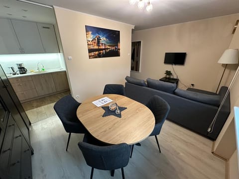 TV and multimedia, Kitchen or kitchenette, Living room, Seating area, Dining area