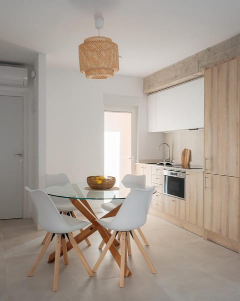 Kitchen or kitchenette, Lobby or reception, Dining area, stove
