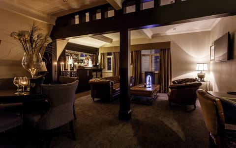 Living room, Photo of the whole room, Decorative detail, Dining area, Alcoholic drinks